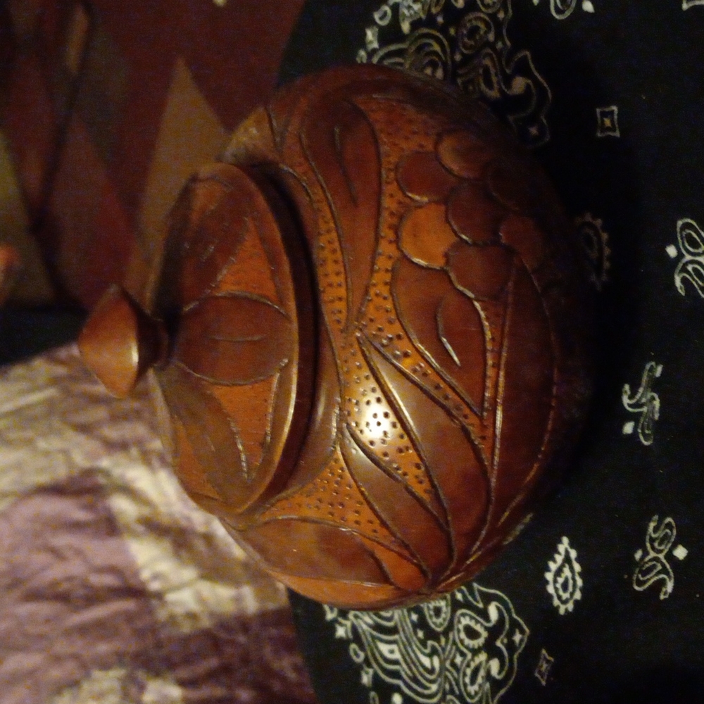 A little wooden container I'd say wit lid